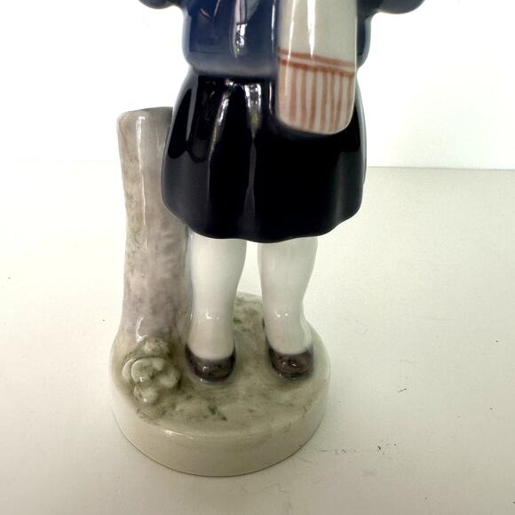 Royal Copenhagen March Girl w/ Posy Figurine Months of the Year Collection 4525 - Picture 3 of 7